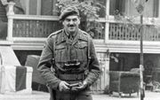 Generaal-majoor Urquhart bij zijn hoofdkwartier, Hotel Hartenstein in Oosterbeek, het tegenwoordige Airborne Museum, tijdens de Slag om Arnhem (17 tot 25 september 1944). Foto pegasusarchive.org