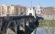 Hier gebeurde het allemaal, 1700 jaar geleden. Aan de oever van de rivier de Tiber, bij de Milvische brug in Rome. Denk de flats, de kerk en het poortgebouw van paus Pius VII even weg, evenals de Italiaanse vlag boven op het torentje. Zo zag het er ongeve