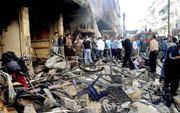 Ravage na het ontploffen van een autobom in de wijk Jaramana in het zuiden van de Syrische hoofdstad Damascus. Foto EPA