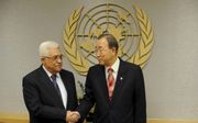 De Palestijnse leider Abbas (l) schudde woensdag VN-chef Ban Ki Moon in New York de hand. Foto EPA