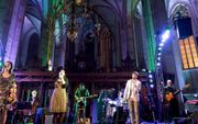 De band Sela tijdens een concert in een monumentale kerk. Foto Arjan Bokhorst