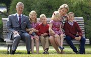 Prins Filip en prinses Mathilde poseerden in september in de tuin van het kasteel van Laken in Brussel met hun kinderen Elisabeth, Emmanuel, Eleonore en Gabriel (v.l.n.r.). Foto ANP