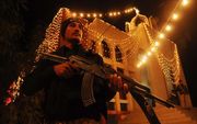 Een Pakistaanse politieman bewaakt een kerk in Peshawar tijdens Kerst. Foto EPA