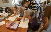 Uwe Romeike geeft een aantal van zijn kinderen les (archieffoto uit 2009). De familie heeft asiel gekregen in de Verenigde Staten, maar moet mogelijk terug naar Duitsland. Foto EPA