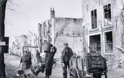 SLUIS. Vluchtelingen in het verwoeste Sluis. Veel inwoners van deze Zeeuws-Vlaamse stad sloegen in het najaar van 1944 op de vlucht voor bombardementen van de geallieerden. beeld Beeldbank Zeeland