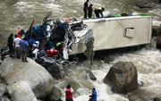 Zeker dertig mensen zijn in Peru om het leven gekomen doordat de bus waarin ze zaten in een rivier stortte. Beeld EPA