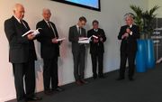 Van links naar rechts ds. C.J. Meeuse, drs. F.W. Huisman, dr. J. van de Kamp,  prof. dr. A. Baars en prof. dr. W.J. op ’t Hof. Foto RD