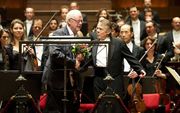 Dirigent Mariss Jansons (r.) en componist Louis Andriessen (l.) zondag na afloop van het concert ter gelegenheid van het 125-jarig bestaan van het Koninklijk Concertgebouworkest. Beeld ANP