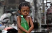 Een Filipijns jongetje in de getroffen stad Tacloban. Foto EPA