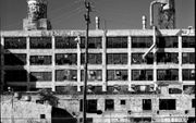 De automobielfabriek van Packard, eens een gigantisch complex boordevol bedrijvigheid, is ver­vallen en biedt nu onderdak aan daklozen, prostituees en drugsverslaafden. Foto Teun Voeten