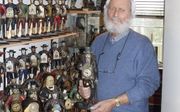 VLAARDINGEN. De 81-jarige Jaap Vink bij zijn verzameling klokkenmannetjes. beeld Dick den Braber
