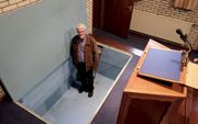 Jan Zwart in het doopbassin van de vrije evangelisatie. Beeld Sjaak Verboom