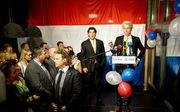 Lijsttrekker Leon de Jong (L) van de Haagse PVV en partijleider Geert Wilders op het podium tijdens de verkiezingsavond. Foto ANP