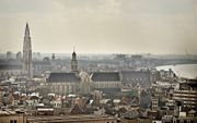 Kerken domineren nog steeds de skyline van de Antwerpse binnenstad. De foto is genomen vanaf de in 2012 geopende nieuwbouw van het scheepvaartmuseum in Antwerpen. beeld RD, Henk Visscher