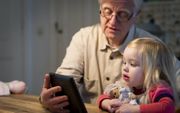 SMALLE EE. De tablet blokkeert de sociaal-emotionele ontwikkeling van een kind volledig, meent prof. dr. Sieneke Goorhuis-Brouwer. „Iemand die zijn kind achter een tablet zet, laat het aan zijn lot over.” beeld ANP