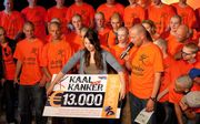 Op het Mondial College in Nijmegen vond vorige week een confronterende actie plaats. Jongeren lieten zich kortwieken of kaalscheren om geld op te halen voor KWF Kankerbestrijding. beeld Photop.nl