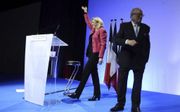 Vader (r.) en dochter (l.) Le Pen, bij een partijbijeenkomst in Marseille. Het Front National hoopt zondag een monsterzege voor het Europees Parlement te boeken. beeld AFP