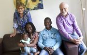 Fanusa Camara met zijn vrouw Aminata en hun dochtertje Tjaarke op bezoek bij het echtpaar Eising. „Zonder hun hulp zou ik het niet hebben gered”, zegt de  voormalige asielzoeker die terugkeerde naar Guinee. Foto RD, Anton Dommerholt