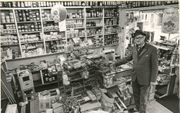 Kruidenier Klaas Haak sloot in 1975 na 40 jaar de deuren van zijn winkel aan de Oranjestraat. beeld Historische Vereniging Sliedrecht