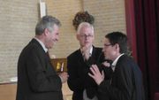 V.l.n.r.: ds. J.P. Ouwehand, directeur van de GZB; ds. K. van Meijeren, voorzitter van de GZB; en prof. dr. H.J. Paul, hoogleraar secularisatiestudies in Groningen. Beeld Jan van Reenen