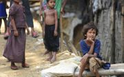 TEKNAF. Rohingya-vluchtelingen in opvangkamp Teknaf. Voor veel ontheemden dreigt hongersnood. De Birmese regering bekommert zich nauwelijks om hen en belemmert ook hulporganisaties in hun werk. beeld AFP