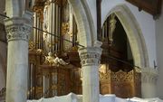 De onderbouw van het orgel in de Oude Kerk Amsterdam is ingepakt. Beeld ANP