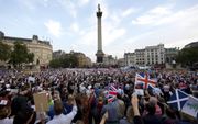 Tegenstanders van de Schotse onafhankelijkheid verzamelen zich op het Trafalgar Square in Londen. beeld EPA