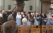 Een horde vissers en vrouwen verstoorde zaterdag in Maassluis het psalmgezang. Beeld RD