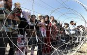 Syrische vluchtelingen bij de grens met Turkije. beeld EPA