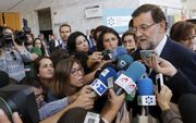 Premier Rajoy staat de pers te woord over het niet aanscherpen van de abortuswet. Beeld EPA