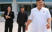 Kim Jong-un (r.) en zijn zus Kim Yo-jong (l.). Beeld EPA