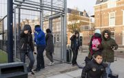 Jongeren in de Schilderswijk doen moeilijk als er foto's gemaakt worden. beeld RD, Anton Dommerholt