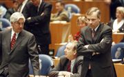 Toenmalig VVD-leider Bolkestein (l.) ontknoopte begin 1997 een fel debat aan het Binnenhof door zich te keren tegen de uitbreiding van de NAVO in oostelijke richting. Toenmalig CDA-Kamerlid De Hoop Scheffer (r.) keurde die houding scherp af. ANP