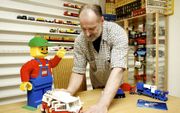 LEERDAM. De Legofreaks zijn geziene gasten op de Verzamelbeurs in Leerdam. Jacques, een van de drie mannen: „Met het bouwen zijn we acht tot negen maanden bezig, vooral ’s avonds en in het weekend.” beeld André Bijl