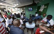 Nigerianen volgen de verkiezingsuitslagen in Lagos. Beeld AFP