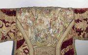 Detail van borduurwerk op een dalmatiek, met de aanbidding van de wijzen.  Noord-Nederland, waarschijnlijk Amsterdam. Naar een ontwerp van Jacob Cornelisz., ca. 1520-1525. Foto Museum Catharijneconvent