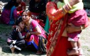 De aardbeving van dinsdag heeft in Nepal aan zeker negentien mensen het leven gekost. Volgens voorlopige cijfers raakten bijna duizend mensen gewond. In de buurlanden India en China kwamen zeker zes mensen om. Dat meldden regeringsfunctionarissen en polit