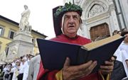 Historisch figurant leest voor uit Dantes La Divina Commedia