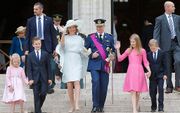 Prinses Eleonore, prins Gabriel, koningin Mathilde, koning Filip, kroonprinses Elisabeth en prins Emmanuel (v.l.n.r.) na afloop van het Te Deum, de dankdienst, in de kathedraal in Brussel. beeld EPA