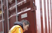 EDE. Een ‘gasdokter’ controleert een container op gevaarlijke gassen, voordat die geopend wordt.  beeld degasdokter.nl