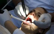 Eén op de drie volwassenen is bang bij de tandarts, volgens Cor Anneese, auteur van het zelfhulpboek ”Nooit meer angst bij de tandarts”. Hij biedt in zijn boek onder andere handvaten om onredelijke gedachten in redelijke gedachten om te zetten. beeld ANP