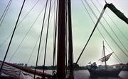 De Kamper Kogge tijdens een tocht van de haven van Kampen naar Amsterdam. Het schip is nauwkeurig nagebouwd aan de hand van een wrak uit de 13e eeuw. Toen was de kogge revolutionair, omdat het schip voor het eerst in de geschiedenis uitgebreide internatio