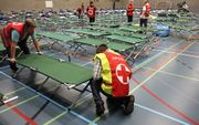 ROTTERDAM. Bedden worden klaar gezet voro vluchtelingen in een gymzaal bij de Erasmus Universiteit in Rotterdam. beeld ANP
