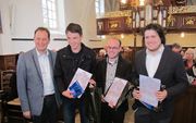 V.l.n.r. locoburgemeester Harald Bouman (Eemsmond), Christiaan Drost (3e prijs), Adrie van Manen (2e prijs) en Sander Booij (1e prijs).               Beeld Pieter Baak