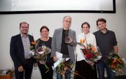 Johan Lock (m) kreeg zaterdag in Gouda de CLO Literatuurprijs 2018 uitgereikt uit handen van CLO-voorzitter Frank Dijkstra. Voor de overige genomineerden voor de prijs waren er bloemen. V.l.n.r. Liesbeth Labeur, Els Florijn en Maarten van der Graaff. beel