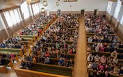 Honderden jongeren kwamen zaterdag in het kerkgebouw van de gereformeerde gemeente in Benthuizen  bijeen tijdens de 12+-Bondsdag van de Jeugdbond Gereformeerde Gemeenten. beeld Martin Droog