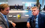 Rob Roos (rechts), leider van het Forum voor Democratie, aan het begin van de coalitieonderhandelingen in Zuid-Holland. beeld ANP