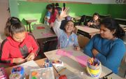 Klas met Romakinderen in Bulgarije. beeld KOEH