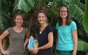 Stéphanos-werkers Annemieke Treur, Anneke van Asselt en Irene Swets in Zambia. beels Stéphanos