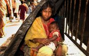 Een moeder in Calcutta onder een stuk plastic. beeld Michiel Wijnbergh